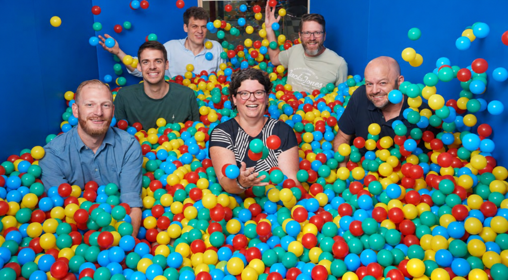 Sechs Mitglieder des FunPark-Gründungsteams im farbigen Bällebad